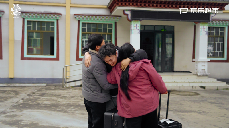95后驻村干部3年未回乡过年 父母跨3千公里 辗转30小时到西藏团聚