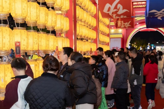 买的不只是新衣，更是全家人的春节欢聚记忆