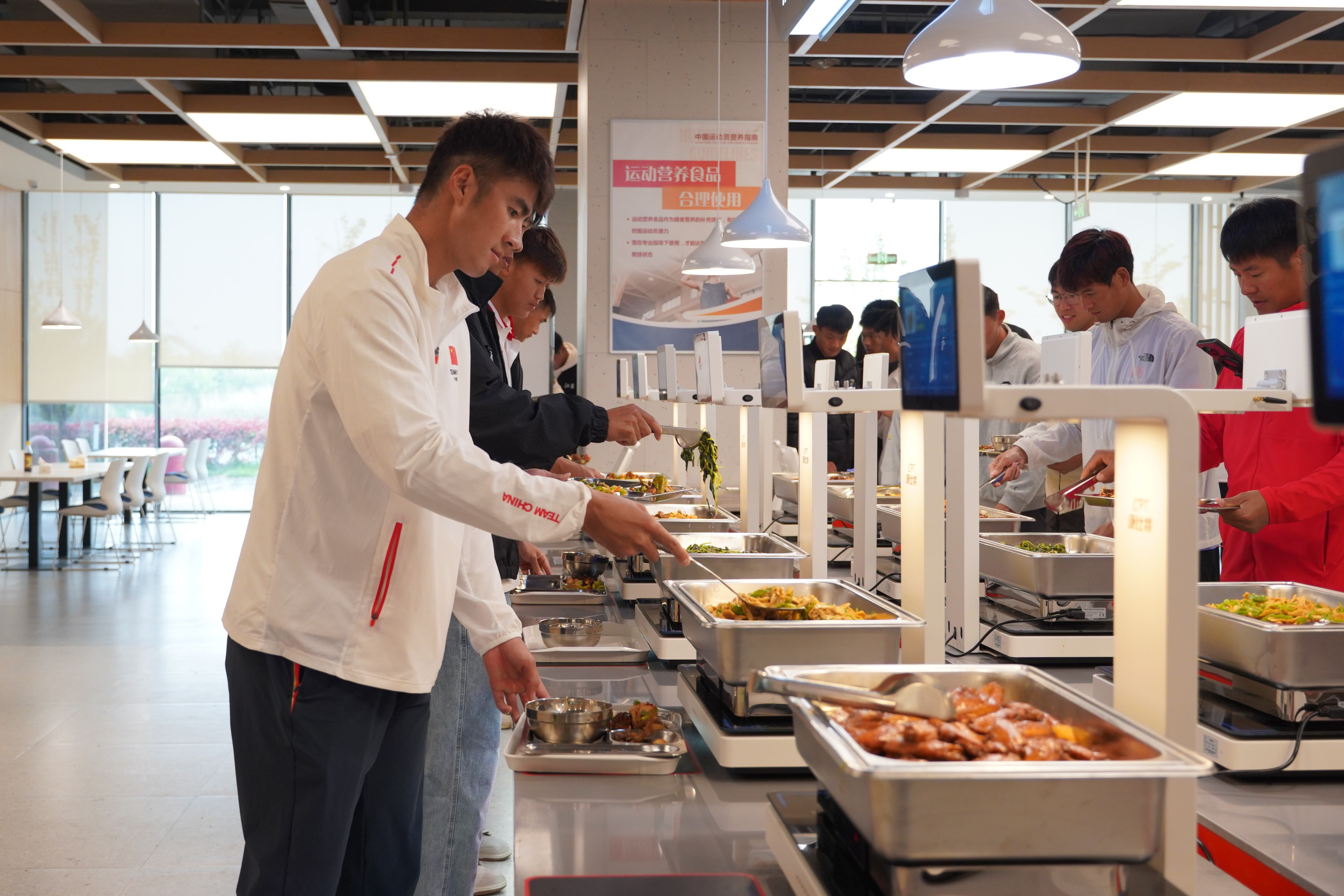 营养健康两会风向：AI营养智慧食堂成为“健康中国”关键拼图