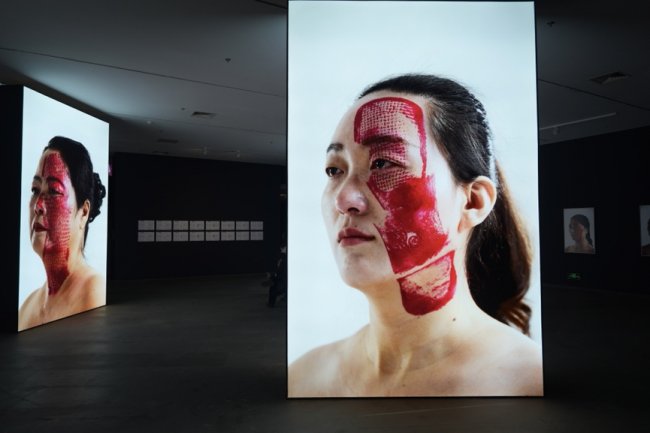 50张带鞋印的脸，《痕迹》杨烨炘艺术展引争议