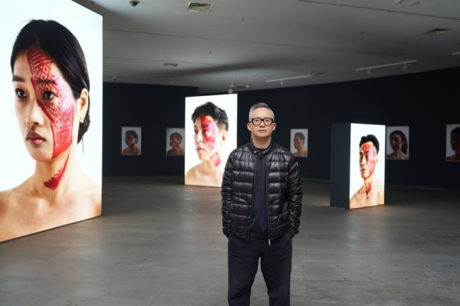 50张脸，50个鞋印，台州籍艺术家杨烨炘《痕迹》艺术展引热议