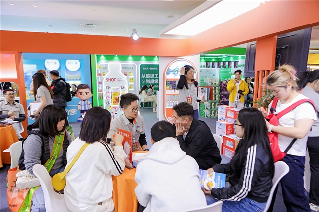 春糖首日现场直击｜从围观到洽谈，巴马百年展位持续升温