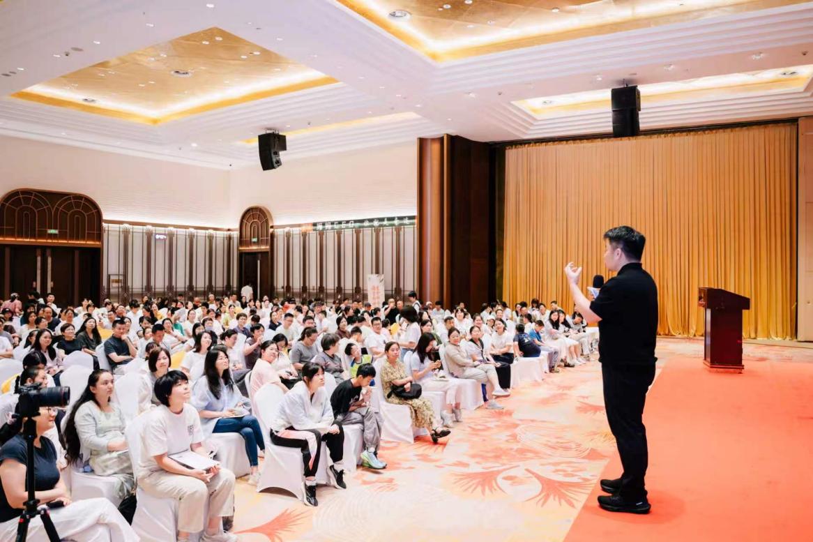 从北大学霸到行业标杆 登风老师斩获2026最美教育人年度行业标杆奖