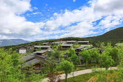 （丽江金茂璞修雪山酒店纳西古村落风格建筑）