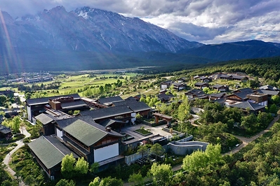 （丽江金茂璞修雪山酒店全景）