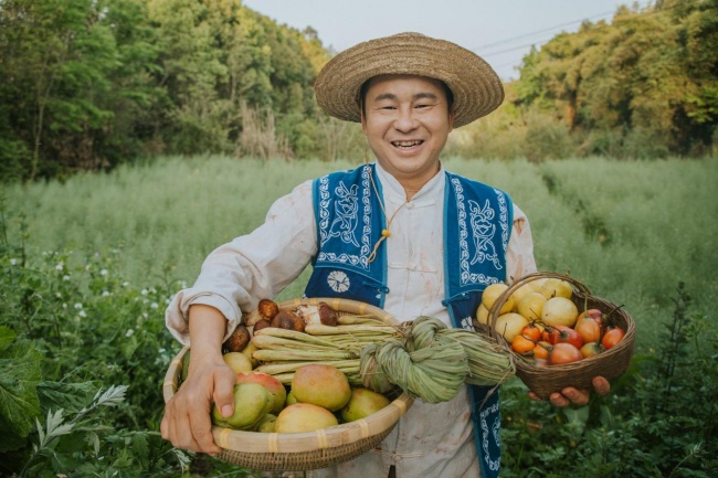 土罐深煨云脉远, 薪火留暖润八方  ——访肖蘸（云南）食品有限公司董事长肖江